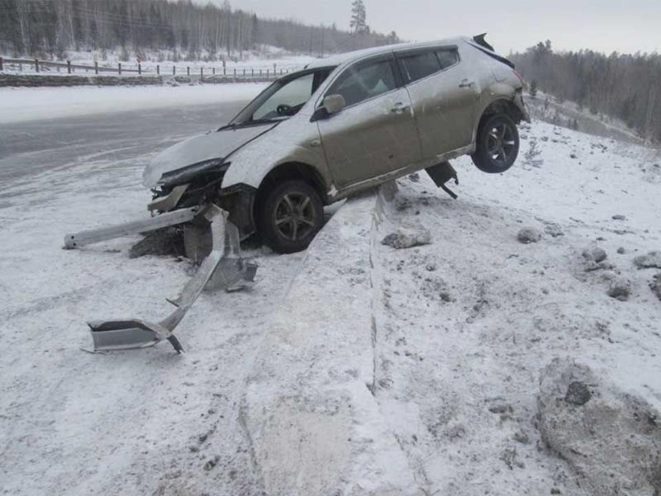 Дорога через лобовое стекло фото