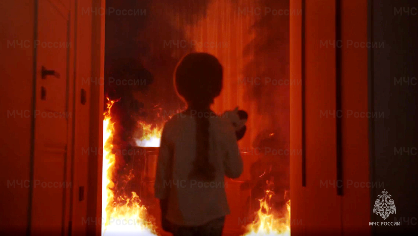 Дети огненных лет. Девушка горит. Дети огненных лет. Дети огненных лет. Герои огненных лет книга.