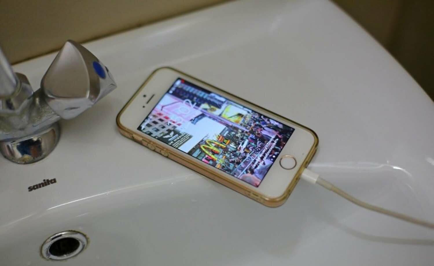Зарядка телефона в ванной