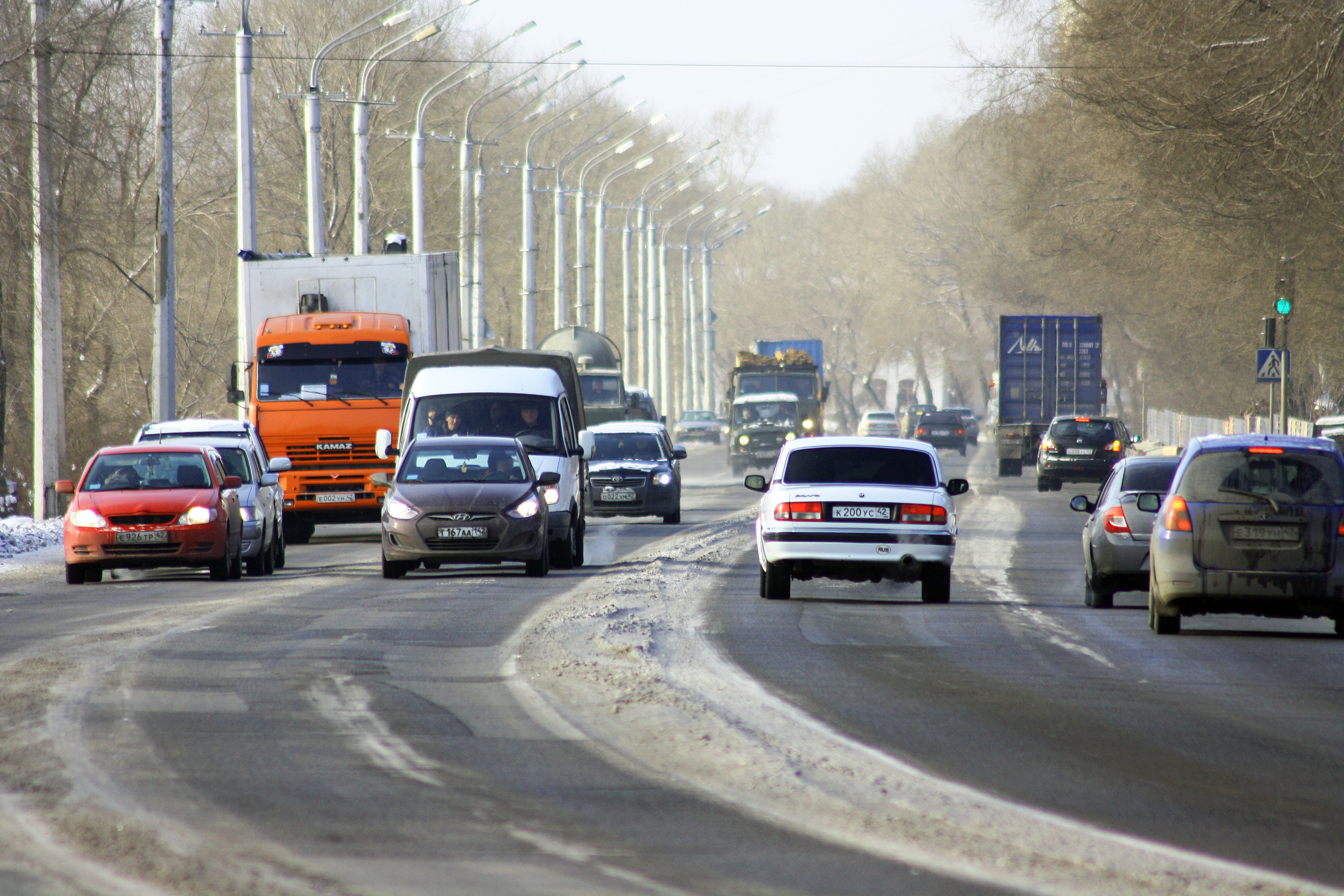 Какие дороги закрывают весной для грузовиков. Машина едет по дороге Россия. Пробка на дороге. Трасса с машинами. Трасса машина едет.
