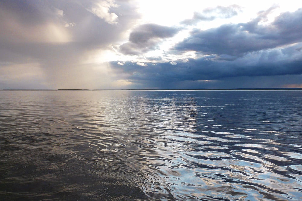 Самое широкое место. Река Лена вода. Вода широкая. Море глубокое а речка. Туман река Лена.