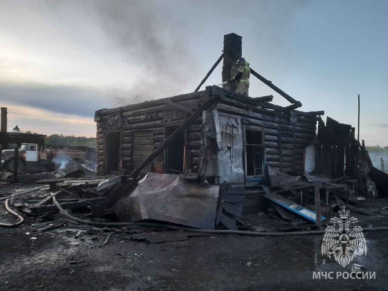 В Приангарье брат с сестрой случайно сожгли два дома и восемь построек. Они  поджигали спичками соломинки